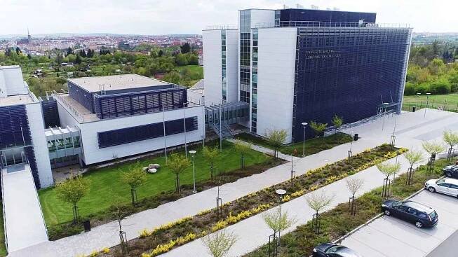 Noví profesoři plzeňské lékařské fakulty převzali jmenovací dekrety