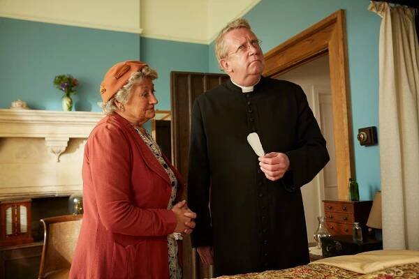Otec Brown - Anděl milosrdenství - Z filmu - Sorcha Cusack, Mark Williams
