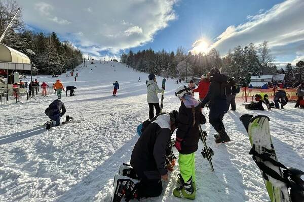 Lyžování u Ostravy: Ski areál Vaňkův kopec zahájil sezonu, jaké jsou letos ceny