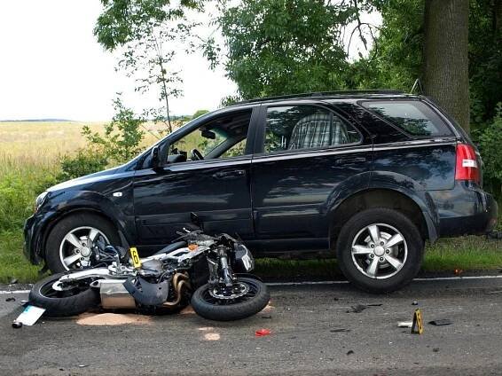 Chybu německého řidiče zaplatil motorkář životem