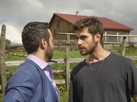 Vermem Seni Ellere - Episode 2 - Z filmu - Emre Bey