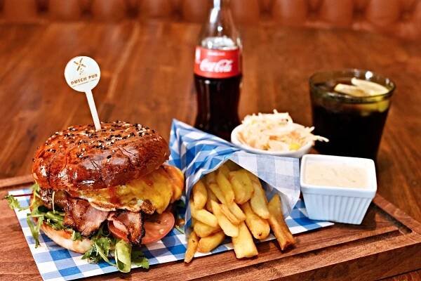 Vychytaný Jack Daniel's Burger s hranolky, domácí tatarkou, salátkem a colou