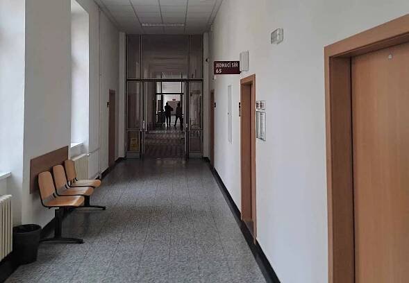 Krajský soud v Českých Budějovicích zahájil ve čtvrtek 30. května dopoledne proces s šestačtyřicetiletým mužem, který měl plánovat těžké ublížení na zdraví své bývalé přítelkyně.