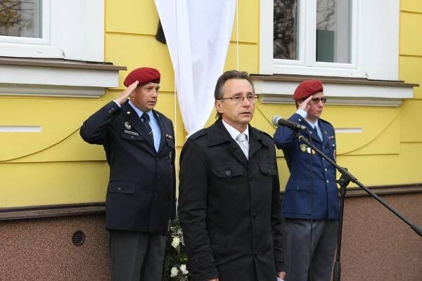 Bronzovou desku Františku Bogatajovi odhalili na státní svátek