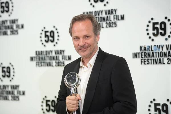 Peter Sarsgaard Calls for Unity in a Divided America