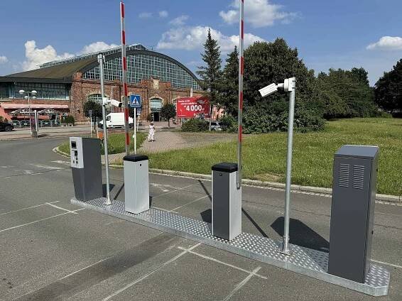 Parkoviště u OD Senimo (zpoplatněno bude v nejbližších dnech). Ceník: 1,5 hodiny zdarma, následně 30 Kč/hodina