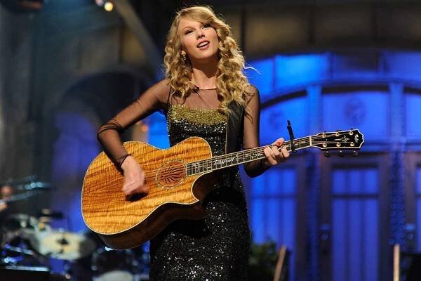 SATURDAY NIGHT LIVE -- "Taylor Swift" Episode 1559 -- Airdate 11/07/2009 -- Pictured: Taylor Swift (Photo by Dana Edelson/NBCU Photo Bank/NBCUniversal via Getty Images via Getty Images)