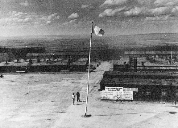 Vězni ukradli nacistům zbraně a vzbouřili se. Před 79 lety byl osvobozen Buchenwald