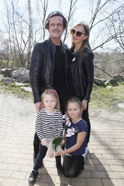 FOTO: Michal Malátný se svou rodinou. – stránka 24