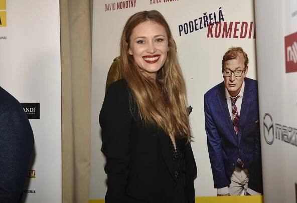 Úsměv i výstřih do pasu jako z Hollywoodu: Česká modelka a herečka, která žije v Los Angeles, se na premiéru vyfikla