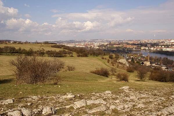Náhorní plošina Na Rovinách a Praha z vrchu Děvín