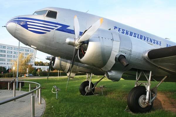 Soubor:Douglas DC3-229 OK-XDM (8231188626).jpg – Wikipedie