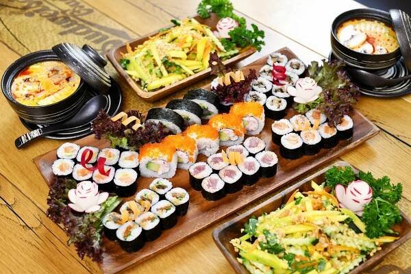 Sushi sety v Restauraci 168: 24 až 50 rolek, thajská polévka i mangový salát