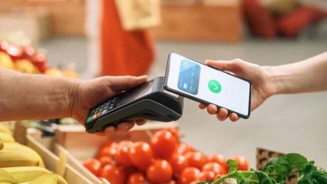 Většina Čechů platí mobilem, na oblibě získávají i náramky a prsteny