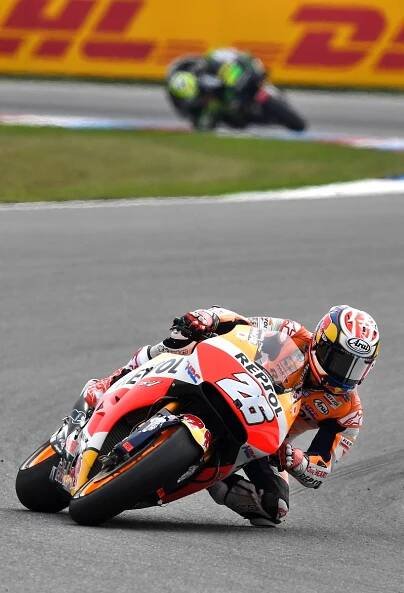 Kornfeil třetí řadu na roštu bere a vyhlíží déšť. Márquez zajel rekord okruhu