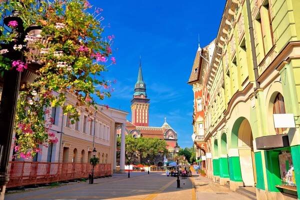 subotica radnice a hlavní náměstí barevný výhled na ulici, vojvodina region srbska - srbsko - stock snímky, obrázky a fotky