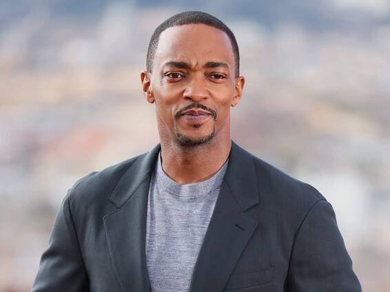 Anthony Mackie in suit