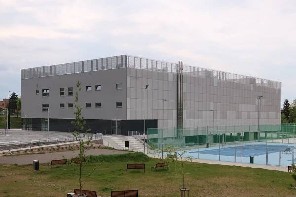 Realizace opláštění z tahokovu po obvodu sportovního centra Řepy
