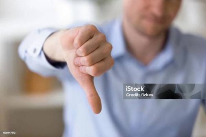 Nespokojený podnikatel ukazuje palce dolů na pracovišti - Bez autorských poplatků Plísnění - Hlasová komunikace Stock fotka