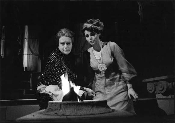 Anna Ferencová coby Nána a Jindra Janoušková jako Helena Gloryová. Foto Josef Ptáček