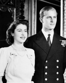 Jedna z předsvatebních fotografií princezny Alžběty a prince Philipa byla pořízena 18. září 1947 v Buckinghamském paláci.