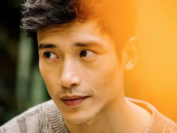 Manny Jacinto Is No Dummy—He Just Plays One on 'The Good Place'