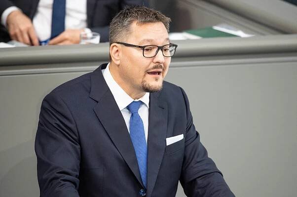 AfD-Abgeordneter verschickt per Whatsapp Hitler-Bilder und Hakenkreuzfotos