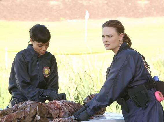 Sběratelé kostí - Vlastizrada v době svátků - Z filmu - Tamara Taylor, Emily Deschanel