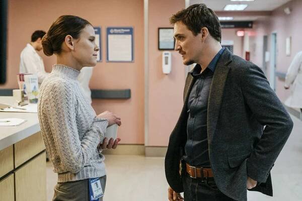 Sosie Bacon and Kyle Gallner in 'Smile' (2022).