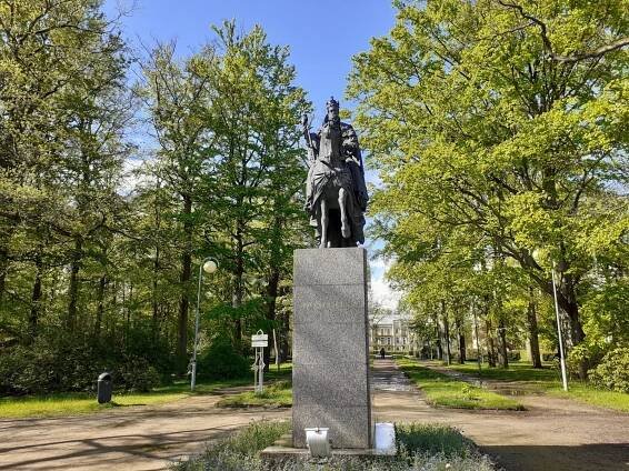 Socha císaře zdobí park. Turisté se u ní zastavují