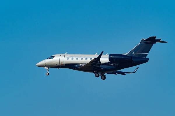 G-RORA_Embraer_EMB-550_Legacy_500_E550_c_n_550-057_-_CFL_(46365772805)