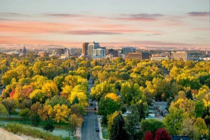 Fototapeta Beautiful little city of Boise Idaho with autumn trees abound