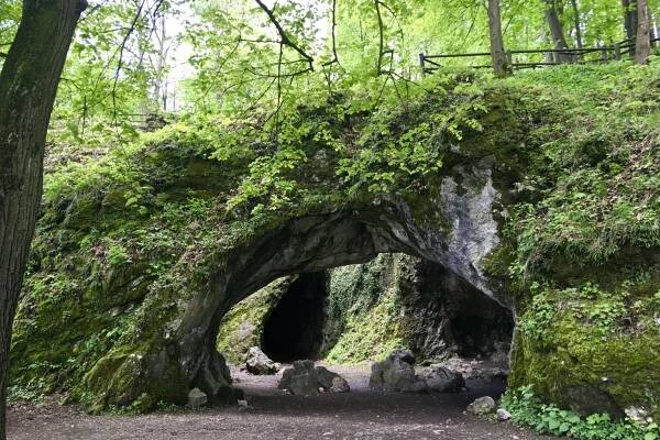 Volně přístupná jeskyně Šipka. Místo slavného nálezu neandrtálského dítěte
