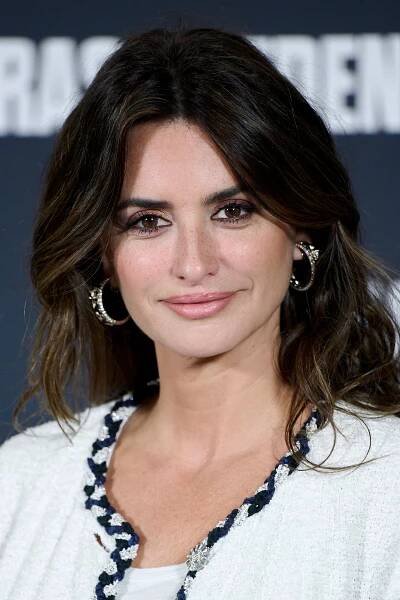 Penlope Cruz Ushers in Spring With New Caramel Highlights