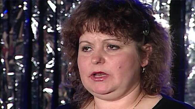 Maminka ukládá dvojčata ke spánku
