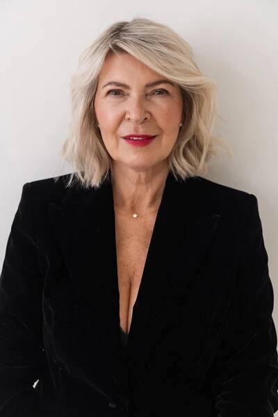 Šik v každém věku: Helena Harabinová nosí moderní outfity i po šedesátce