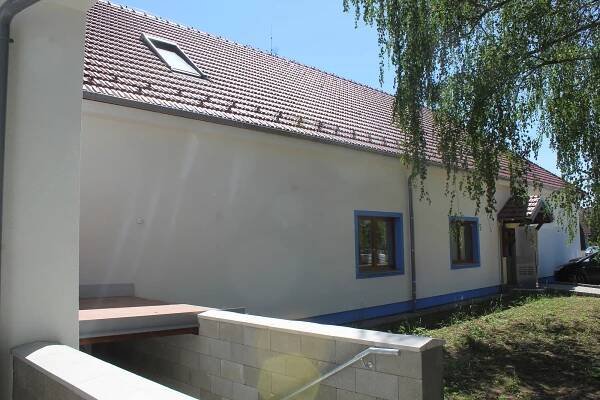 Stočtyřicetiletý kulturní dům v Rohatci je bílomodrý a jako nový