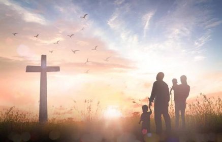 Velikonoční neděle koncept: Silueta rodina hledá kříž Ježíše Krista na podzim východ slunce pozadí — Stock obrázek