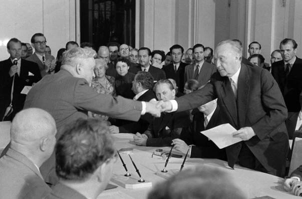 Nikolai Bulganin (l.) und Konrad Adenauer reichen einander die Hand. Hinter den Händen sieht man Kurt Georg Kiesinger