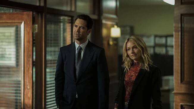 Lincoln Lawyer. (L to R) Manuel Garcia-Rulfo as Mickey Haller, Becki Newton as Lorna in episode 101 of Lincoln Lawyer. Cr. Lara Solanki/Netflix © 2022