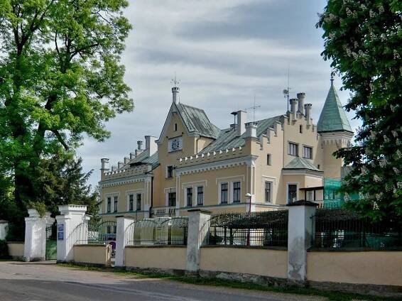 Hlušice-zámek z r.1852