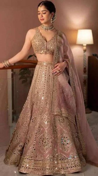 10 ethnic looks every new bride should copy from Sara Tendulkar