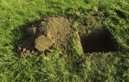 Na zahradě vykopejte jámu, kteráá bude mít 120 centimetrů hloubky. Foto: iStock
