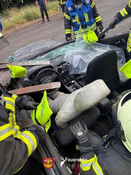 Verkehrsunfall mit „Brand“ und eingeklemmter Person – Feuerwehr Kranenburg probt den Ernstfall | Freiwillige Feuerwehr Kranenburg
