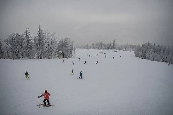 Lyžařská resort Szczyrk Mountain Resort, 12. února 2021 v Szczyrk, Polsko. Od 12. února budou v Polsku s omezenou kapacitou po dobu dvou týdnů podmíněně otevřeny hotely, kina, divadla, filharmonické sály a opery, bazény a sjezdovky.