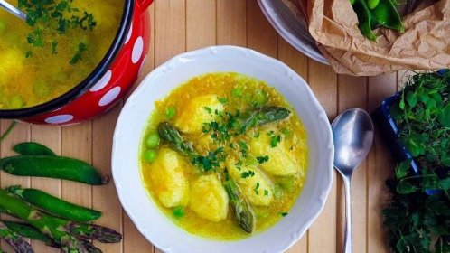 Svěží hrášková polévka s chřestem a krupicovými noky - Proženy.cz