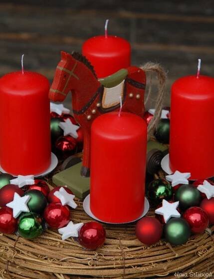 Adventní věnec s dřevěným koněm - Zimní a vánoční dekorace - Podzimní a zimní dekorace - Podzimní a zimní dekorace - HANA-KYTICE.cz