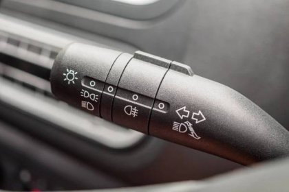 Špatné nebo žádné používání směrovek je typický nešvar českých řidičů, pravidla jsou přitom jasná – Autozine