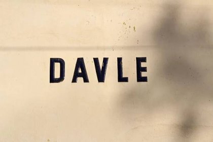 Soubor:2.Davle nádraží - DAVLE nápis na nádražní budově z nástupiště 6.6.2014.JPG – Wikipedie