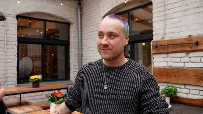 Někteří se na něj dívají jako na blázna. Adam z MasterChef se ukázal na veřejnosti s barevnou kreací na hlavě